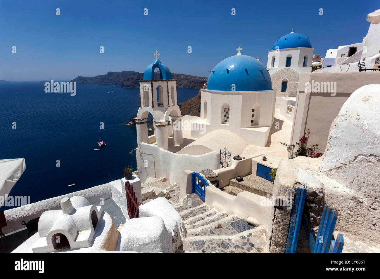 Blick auf die blauen Kuppeln Kirchen im Dorf Oia von der Klippe, Santorini, Kykladen Inseln, Griechische Inseln, Griechenland, Europa Stockfoto