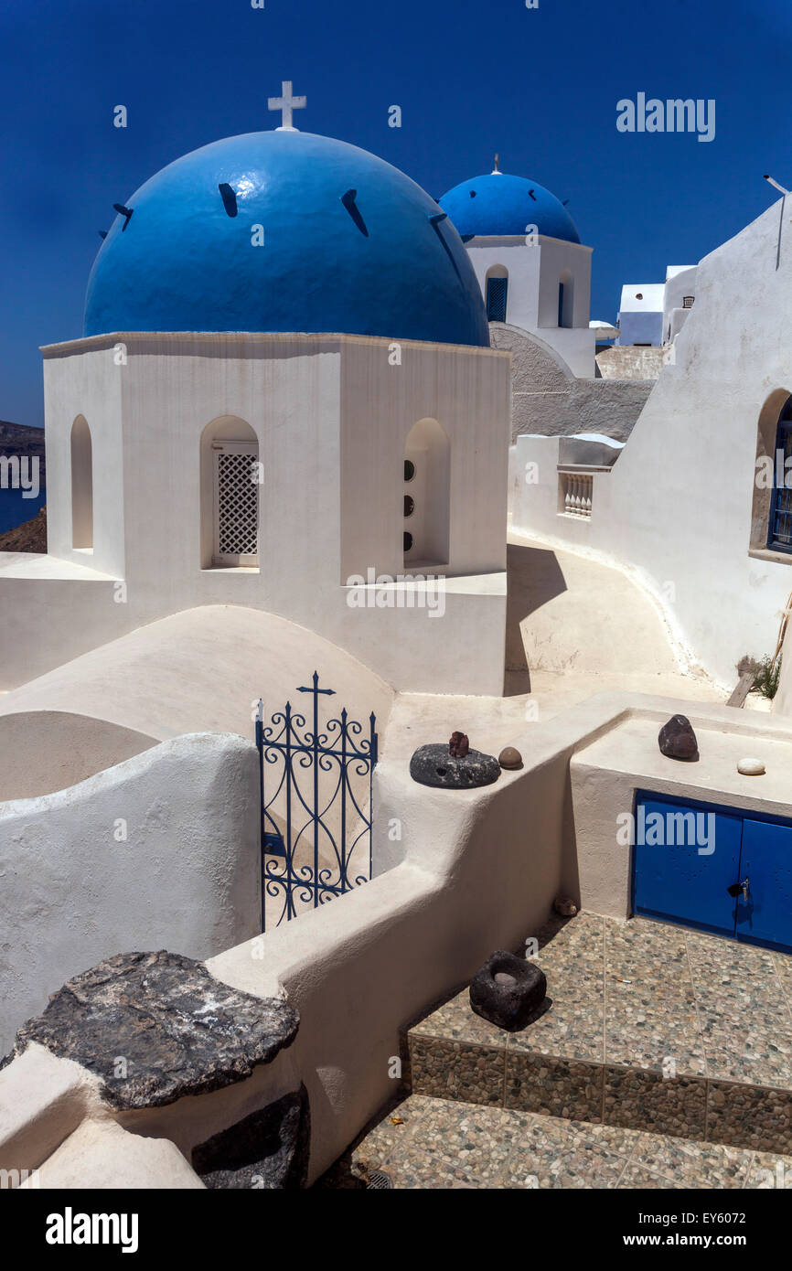Oia Dorfarchitektur Santorini blaue Kuppel griechische Insel Griechenland blau Kuppeln weiß getünchte Wände Stockfoto