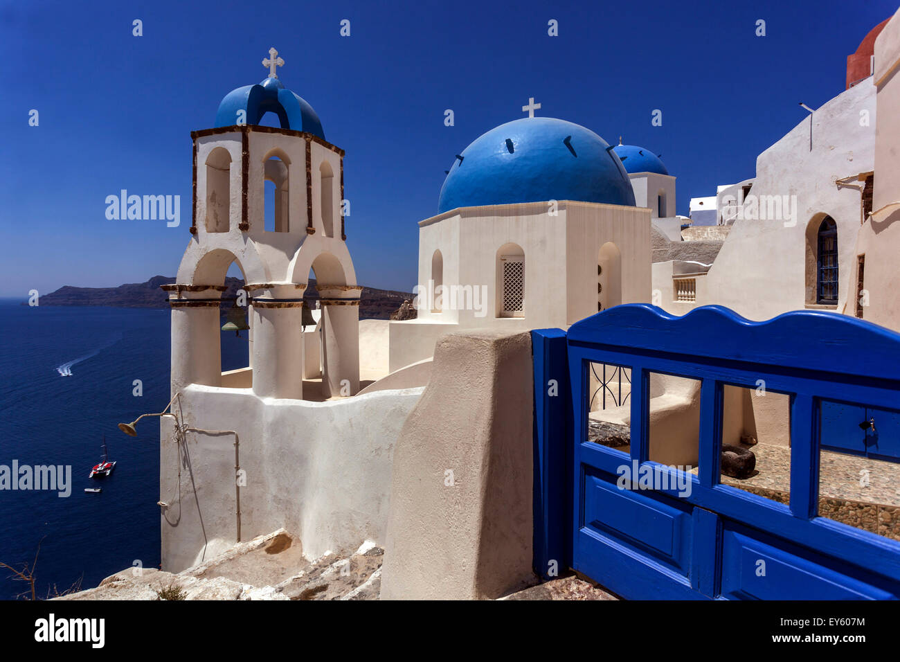 Santorini blaue Kuppel Blaue Türen Griechenland Oia Dorf auf einer Klippe Stockfoto