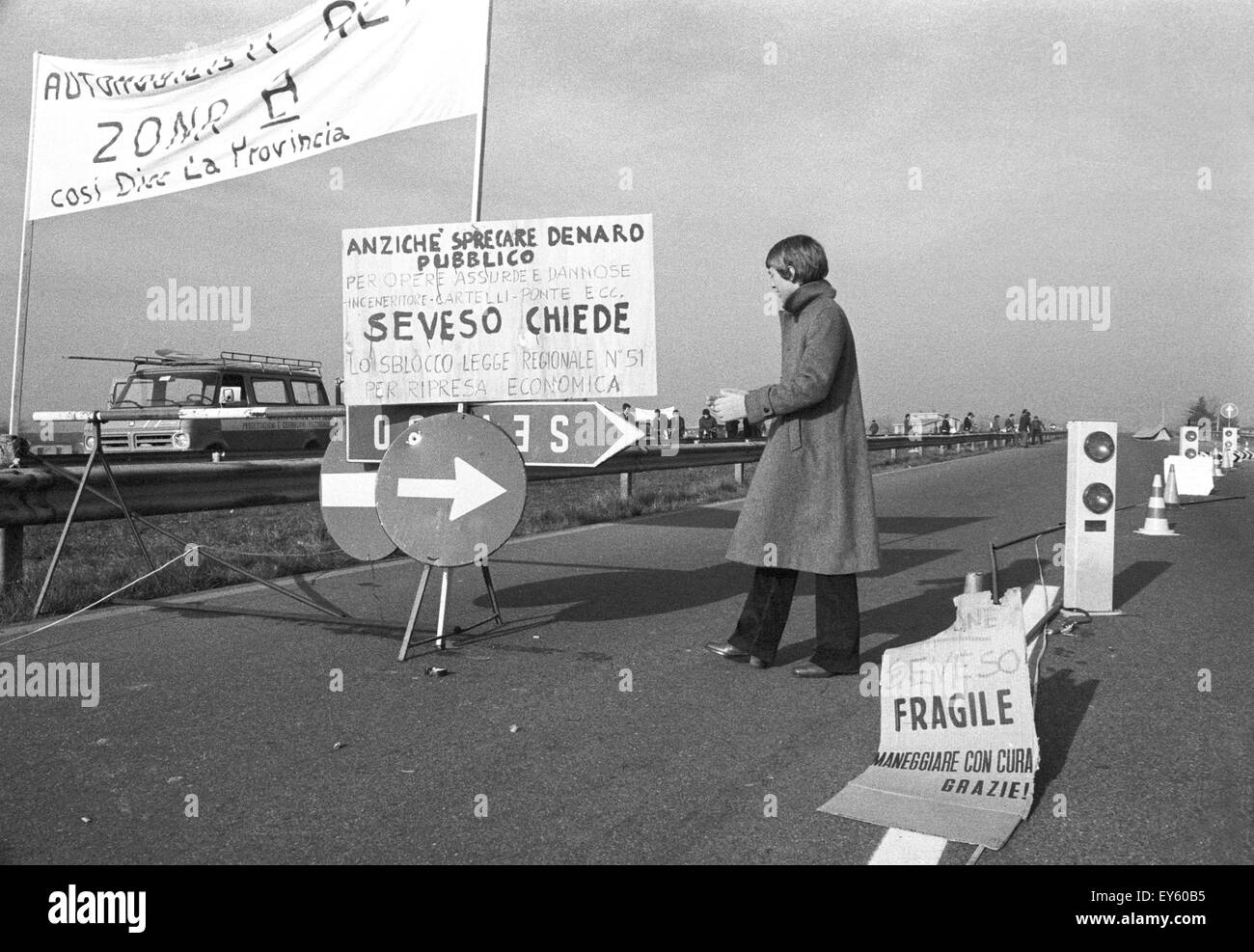 Ökologische Katastrophe von Seveso (Italien, 1976), Leck von Dioxin von ICMESA Anlage, Block von der Autobahn für protest Stockfoto