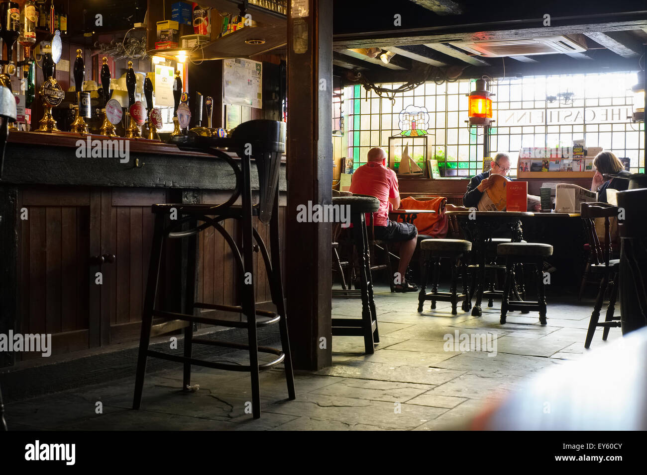 Im Inneren der Bar The Castle Inn Pub in St. Ives, Cornwall, England, UK Stockfoto