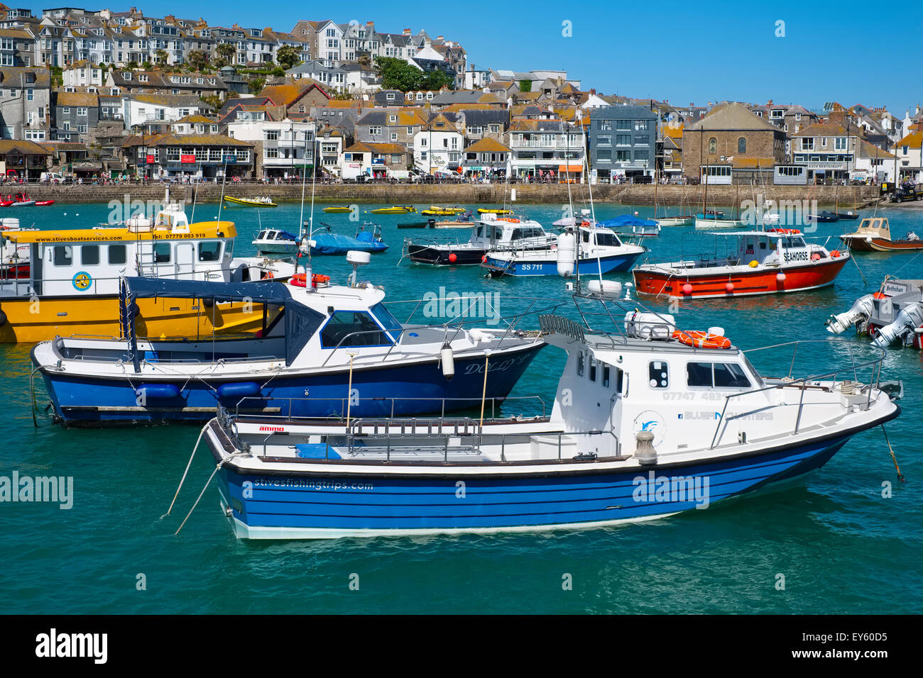 Boote vertäut im Hafen von St. Ives, Cornwall, England, UK Stockfoto