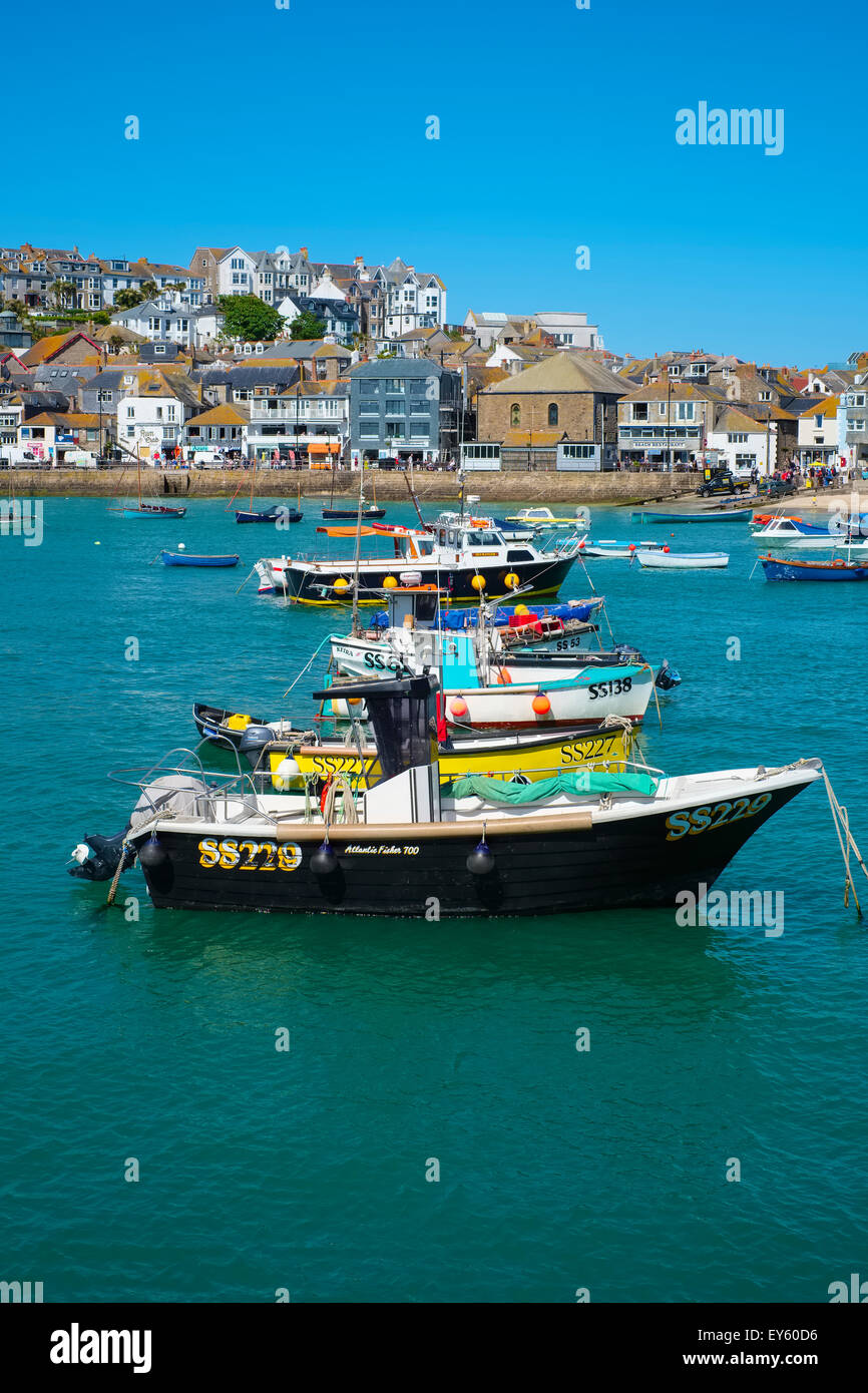 Boote vertäut im Hafen von St. Ives, Cornwall, England, UK Stockfoto