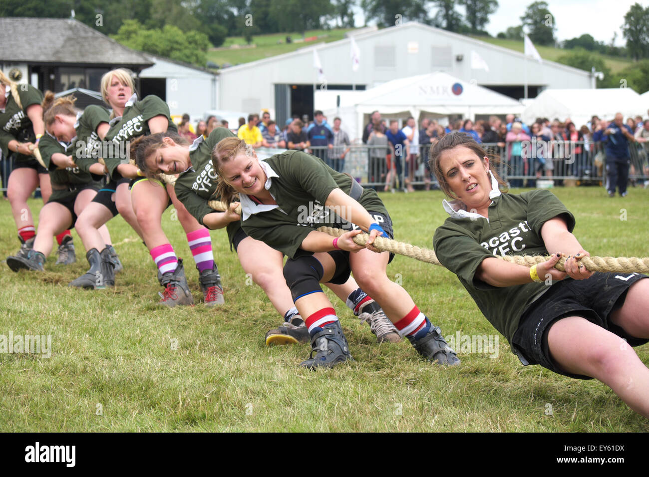 Builth Wells, Powys, Wales, UK. 22. Juli 2015. Tag 3 - Sonne scheint auf der Trecastle junge Landwirte Club Tauziehen Wettbewerb, der am 3. Tag auf der Royal Welsh Show. Stockfoto