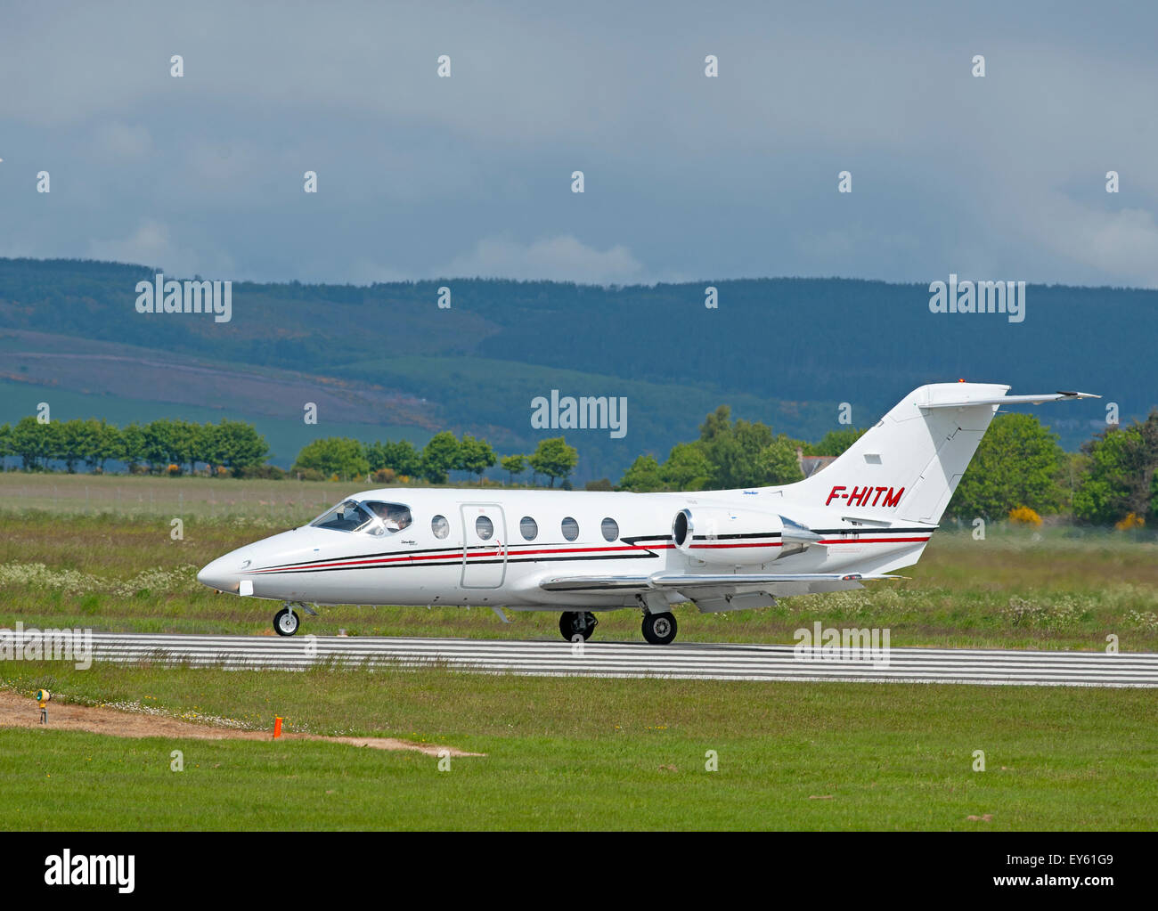 Ratheron Hawker 400XP Business Jet Ankunft am Flugplatz Inverness.  SCO 9995. Stockfoto