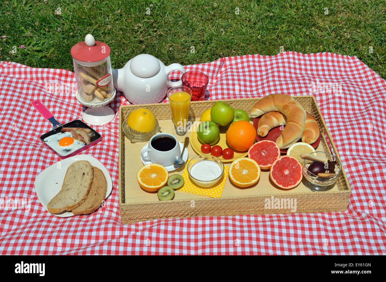 Leckeres Picknick-Frühstück oder Brunch mit frischen Kaffee, Schinken und  Ei, Croissants, Cookies, Müsli, Orangensaft und Obst Stockfotografie - Alamy