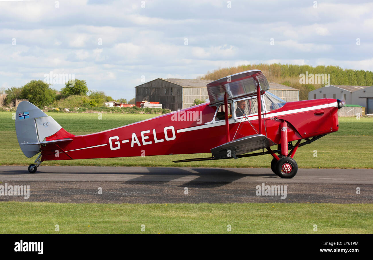 De Havilland DH87B Hornet Moth G-AELO Rollen am Breighton Flugplatz Stockfoto