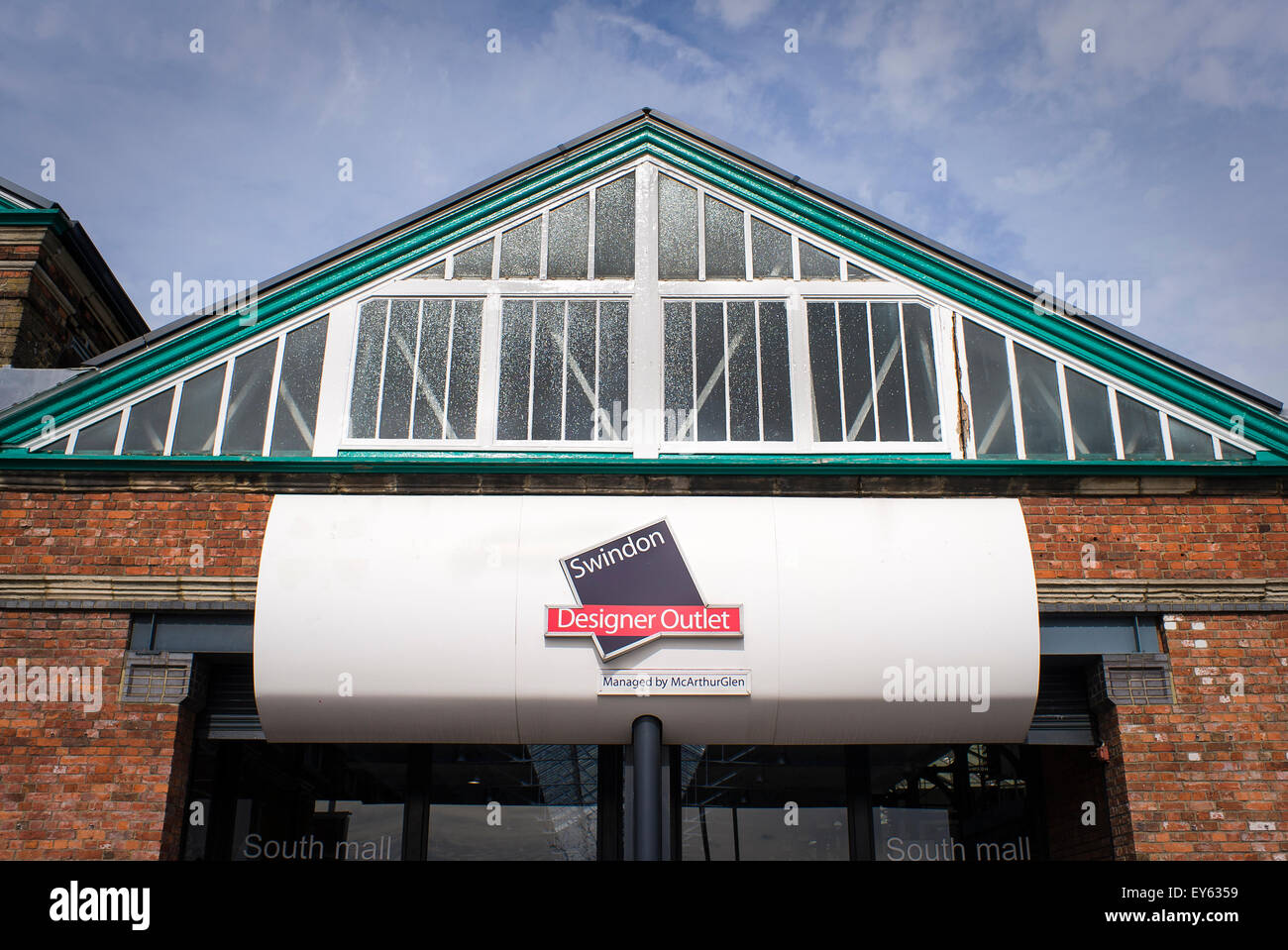 Swindon Designer Outlet Shopping Mall zeigt alte Architektur des ehemaligen GWR Eisenbahntechnik arbeitet in Swindon UK Stockfoto