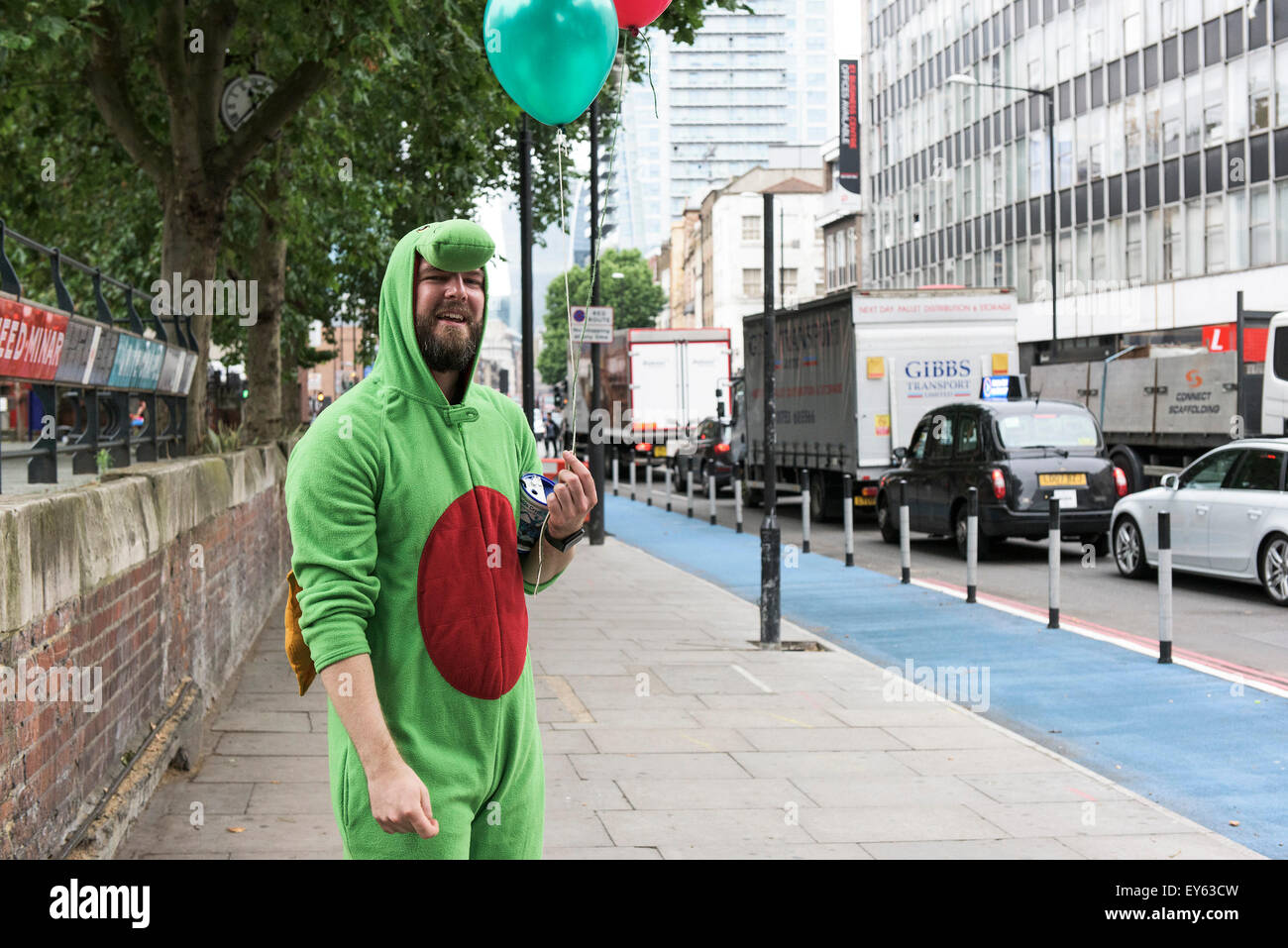 Ein Charity-Arbeiter im Kostüm. Stockfoto