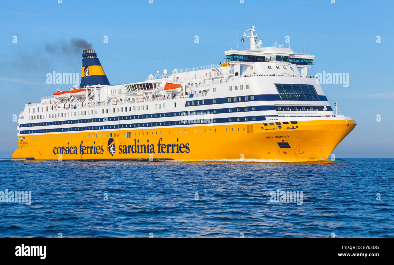 Ajaccio, Frankreich - 30. Juni 2015: Die Mega Express Fähre, große gelbe Passagierschiff von Corsica Ferries Sardinia Ferries betrieben Stockfoto