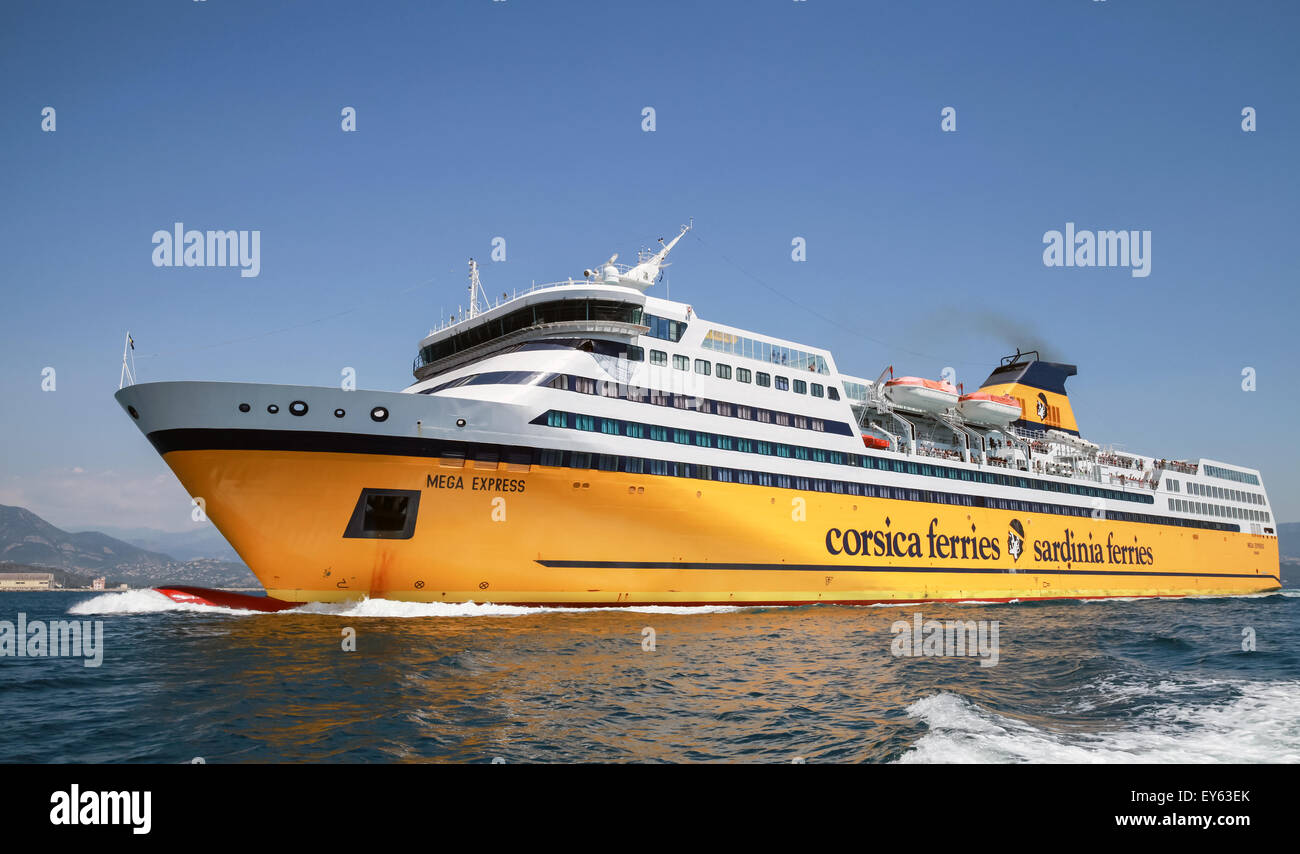 Ajaccio, Frankreich - 30. Juni 2015: Die Mega Express Fähre, große gelbe Passagierschiff von Corsica Ferries Sardinia Ferries betrieben Stockfoto