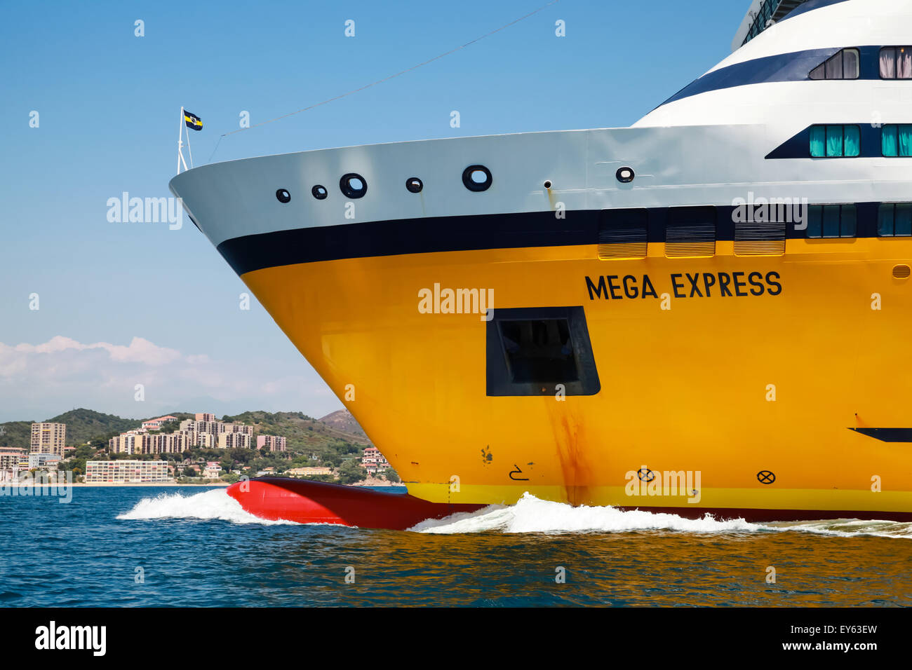 Ajaccio, Frankreich - 30. Juni 2015: Die Mega Express Fähre, große gelbe Passagierschiff von Corsica Ferries Sardinia Ferries betrieben Stockfoto
