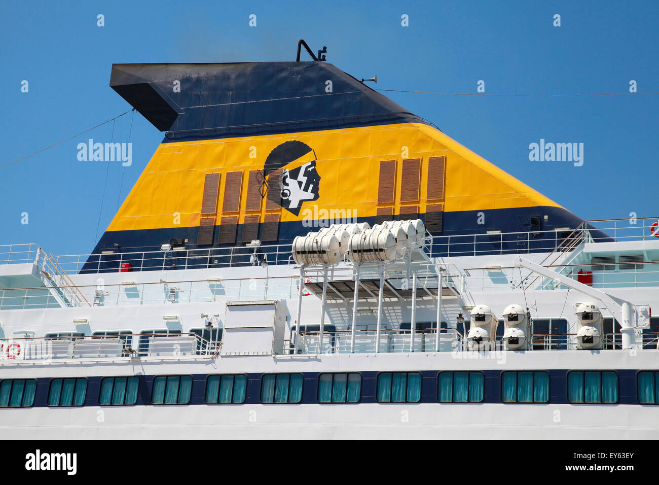 Ajaccio, Frankreich - 30. Juni 2015: Fragment des Passagierschiff betrieben von Corsica Ferries Sardinia Ferries Reederei, Schiff Stockfoto