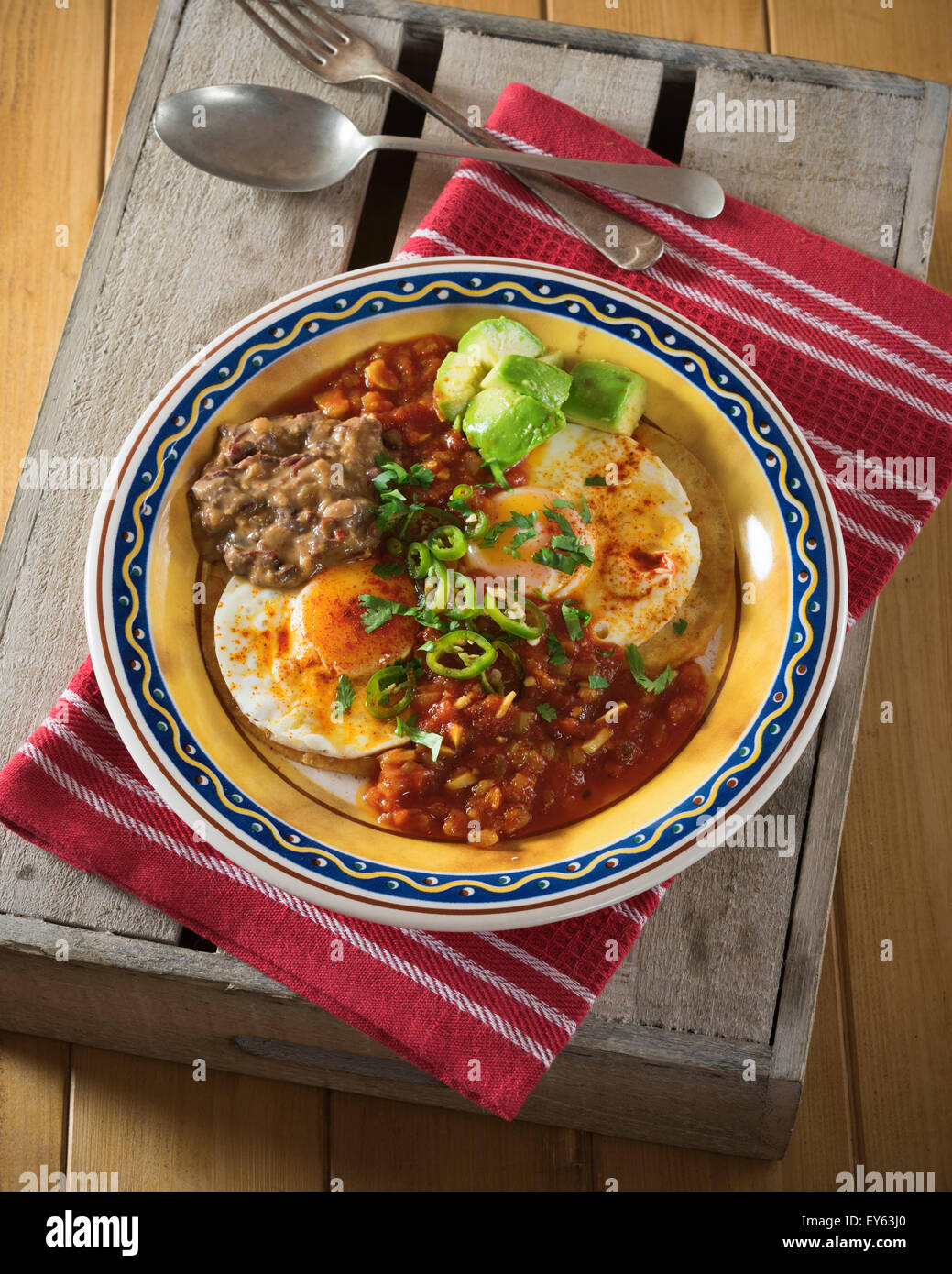 Huevos Rancheros. Spiegeleier auf Tortillas mit Tomaten-Chili-Soße und gebackenen Bohnen Stockfoto