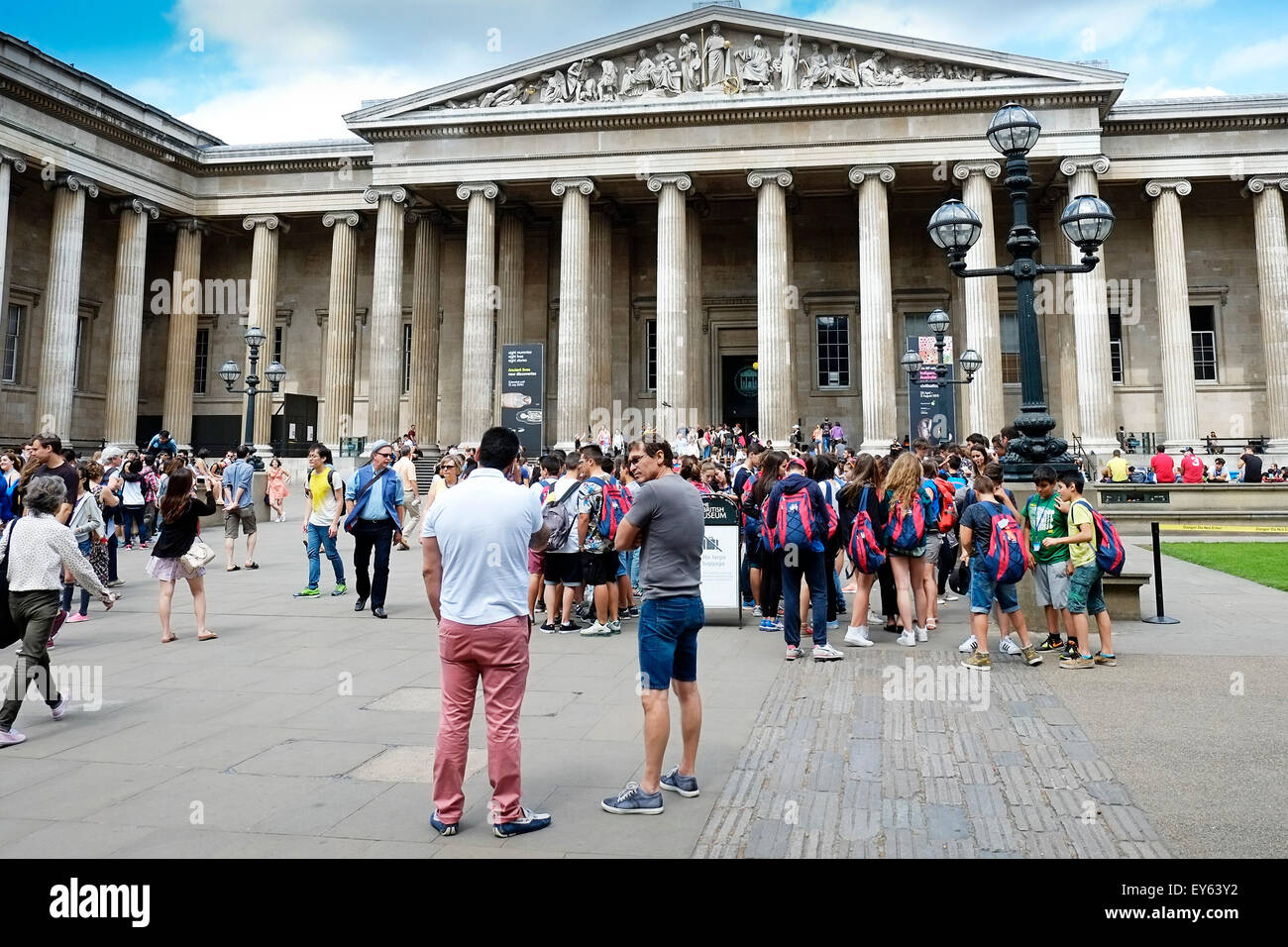 Touristen außerhalb des British Museum in London. Stockfoto