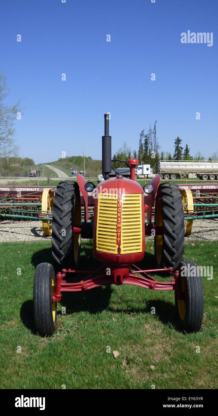 Cockshut Traktor über den Alaska Highway nördlich von Dawson Creek. Stockfoto