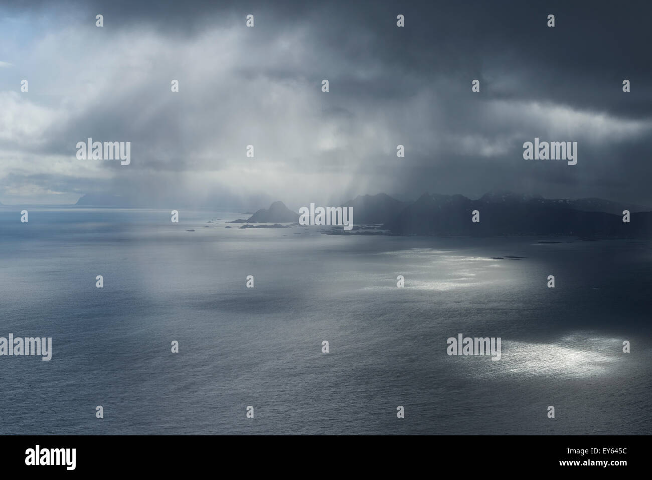 Sommer Schnee Schneegestöber Ansatz über Meer, fährfrei, Lofoten Inseln, Norwegen Stockfoto