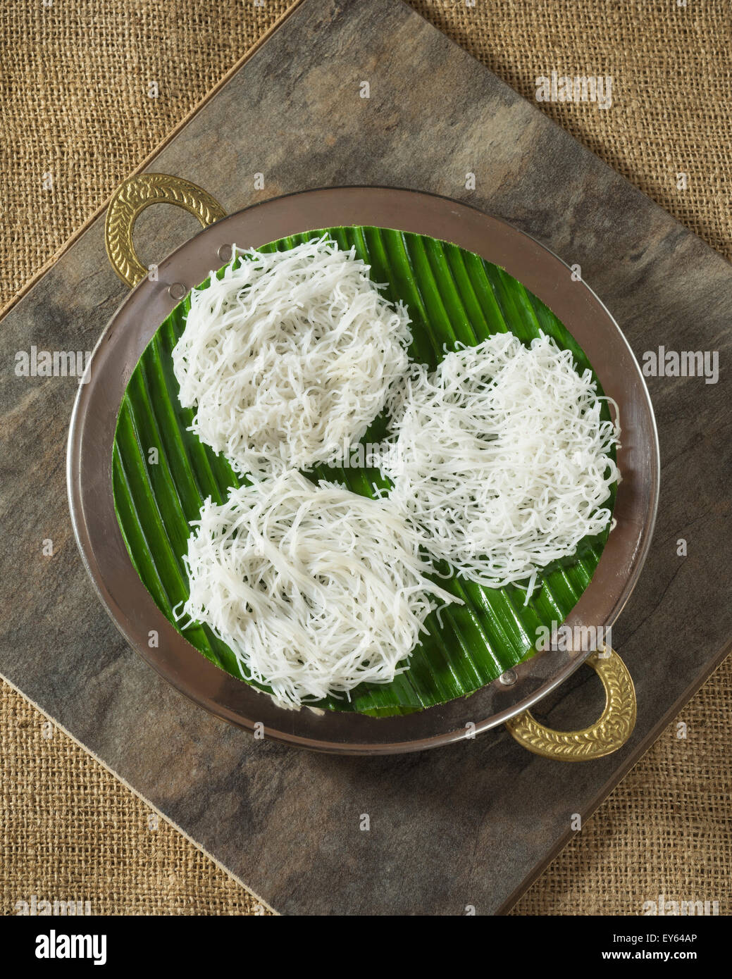 String Hoppers oder Idiyappam. Gedämpfter Reis Mehl Nudeln. Sri Lanka und Südindien Essen Stockfoto