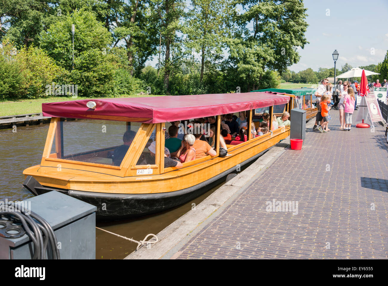 GIETHOORN, Niederlande - 18. Juli 2015: Unbekannte Touristen auf Bootsfahrt in einem Kanal in Giethoorn am 18. Juli 2015. Die schöne Stockfoto