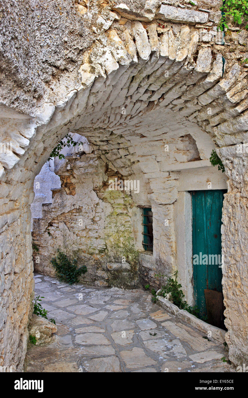 Traditionelle "Stiasto" oder "Steasto" ("Säulengang oder Gasse") im Dorf bietet, Insel Naxos, Kykladen, Griechenland. Stockfoto