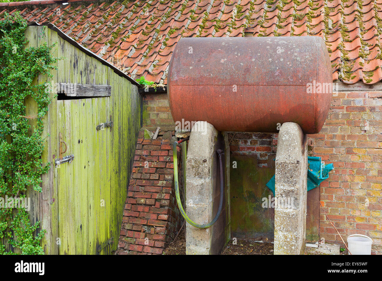 Inländische Öltank in einem rostigen Zustand. Stockfoto