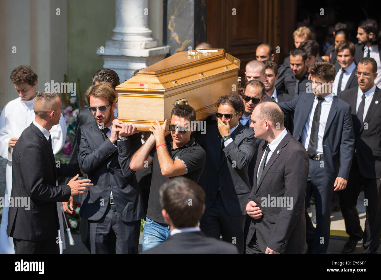 Kathedrale Sainte Raparate, Nizza, Frankreich. 21. Juli 2015. Die Beerdigung von Jules Biachi, ehemaliger F1-Fahrer für Marussia F1 in der FIA Formula One World Championship. Bianchi starb am 17. Juli an Verletzungen, die in der japanischen Formel 1 Grand Prix in Suzuka, Japan 5. Oktober 2014. Der Sarg wird getragen durch F1 Kredit Treiber einschließlich Jean-Eric Vergne und Felipe Massa: Action Plus Sport/Alamy Live News Stockfoto