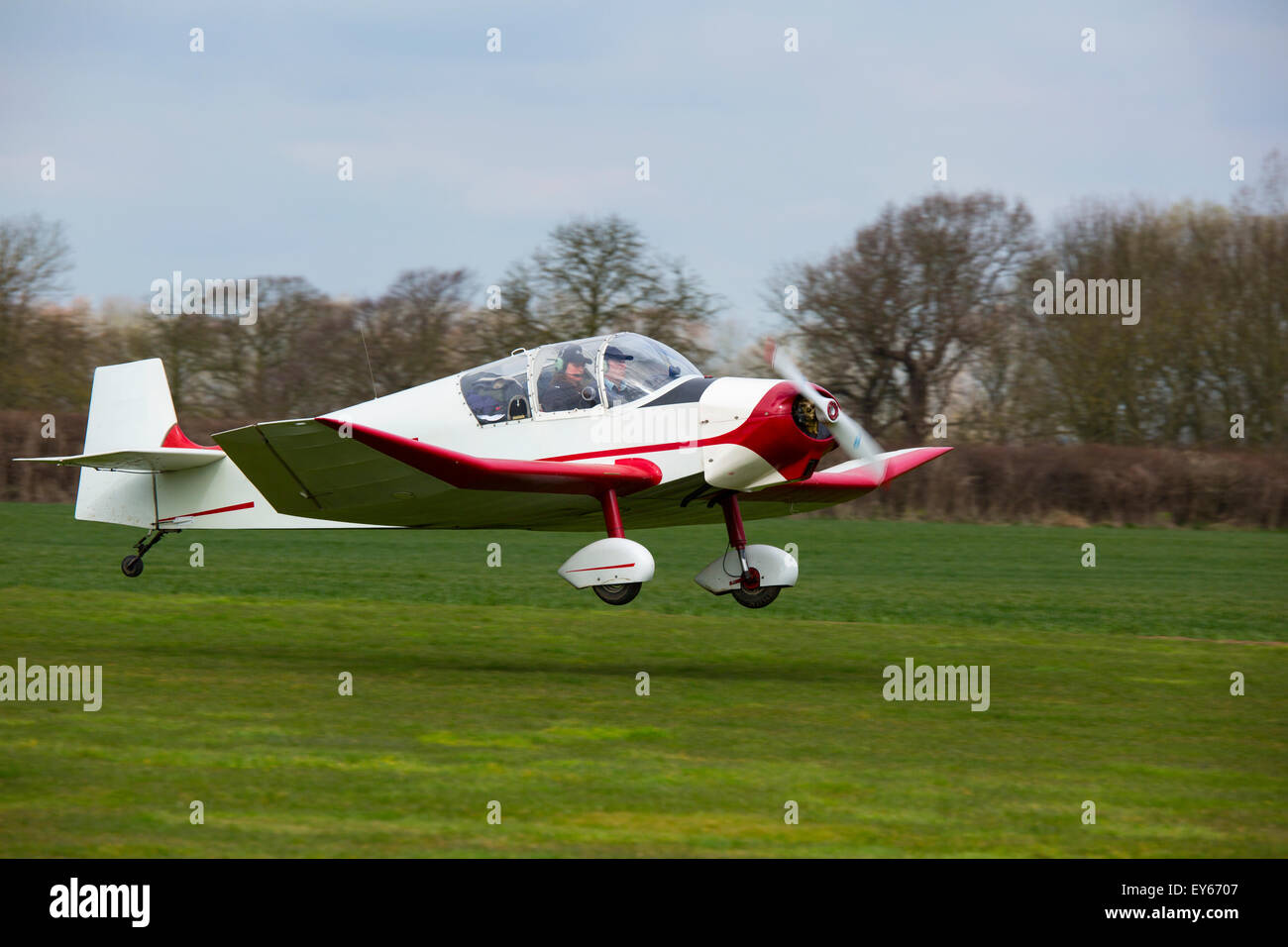 Jodel D117 G-BHEL landet auf dem Breighton Flugplatz Stockfoto