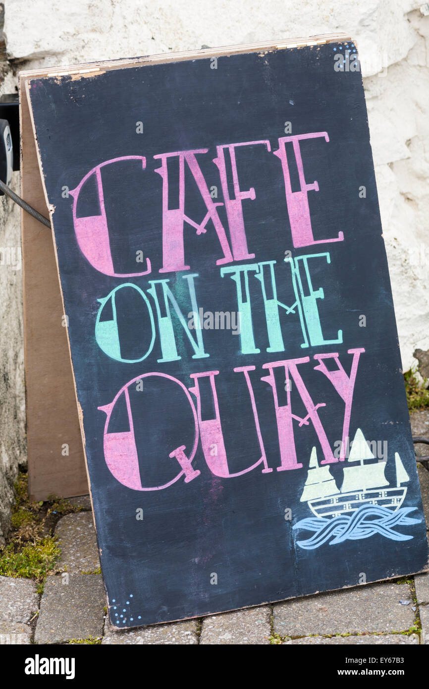 Café am Quay Tafel Schild am Lower Fishguard oder Abergwaun am Pembrokeshire Coast National Park, Wales UK im Mai Stockfoto
