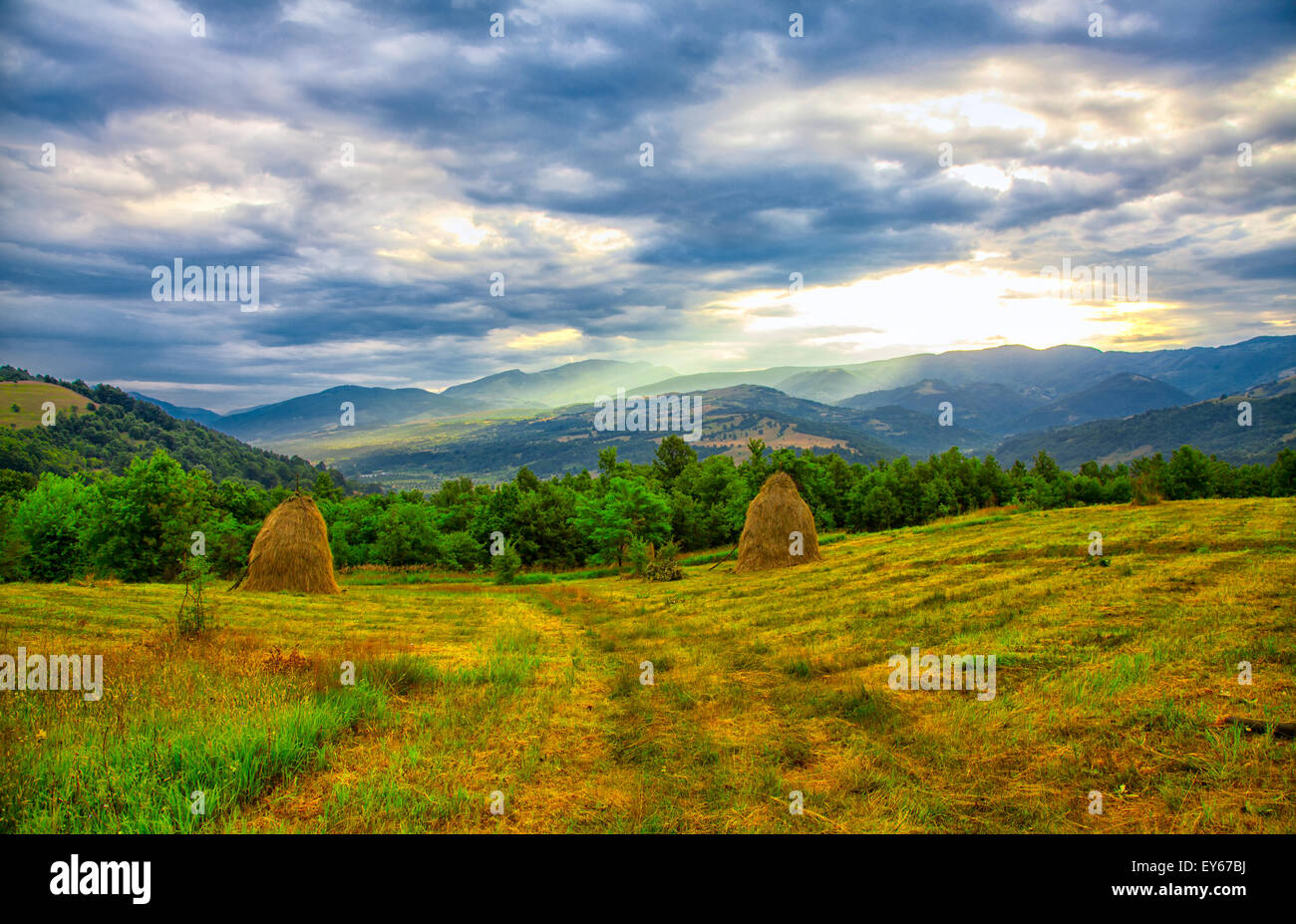 Malerische Landschaft des Sonnenaufgangs über Cernei Berge von nahe gelegenen Mehadia, Rumänien gesehen. Stockfoto