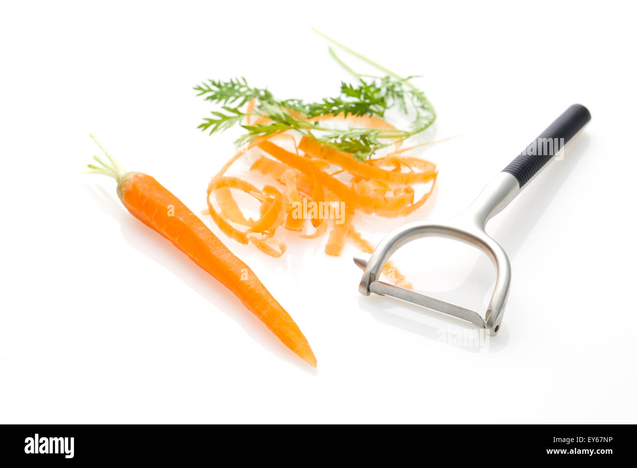 Die Karotten schälen Stockfotografie - Alamy