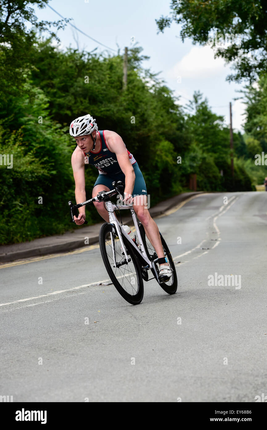 Triathlet Lestyn Harrett auf dem Motorrad während der 2015 Jenson Button Vertrauen Triathlon zugunsten der Krebsforschung Stockfoto