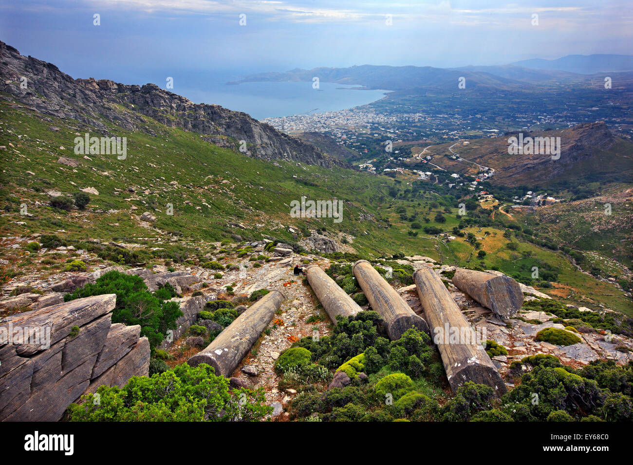 Vergessen antike Säulen in einem alten Steinbruch an den Hängen des Mount Ochi ("Oche"), Insel Evia ("Evvoia"), Zentral-Griechenland. Stockfoto