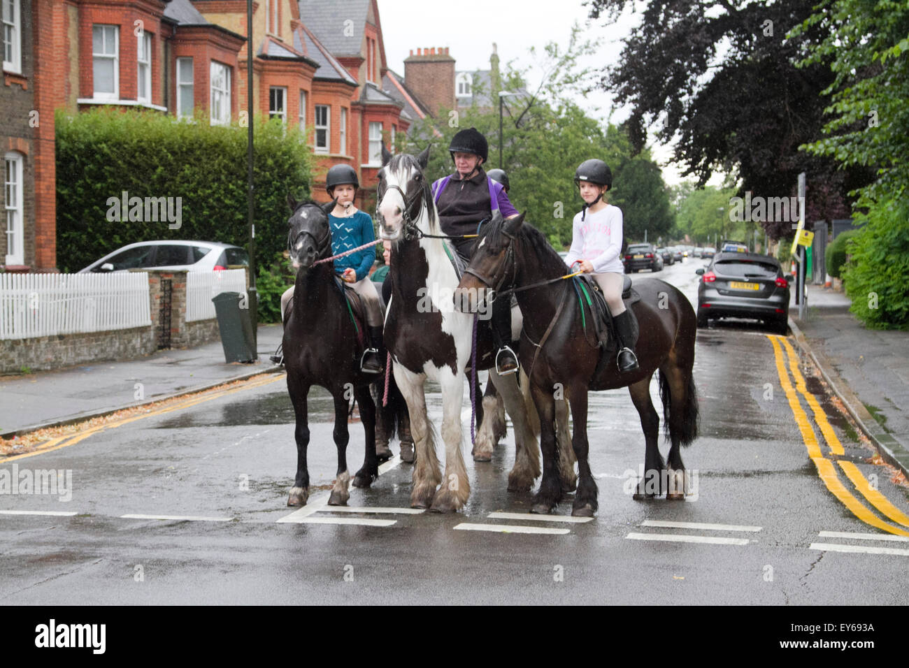 Wimbledon London, UK. 22. Juli 2015.  Eine Gruppe von Reitern in Wimbledon als die Regen ankommen und Wetter beginnt Kredit zu verändern: Amer Ghazzal/Alamy Live-Nachrichten Stockfoto