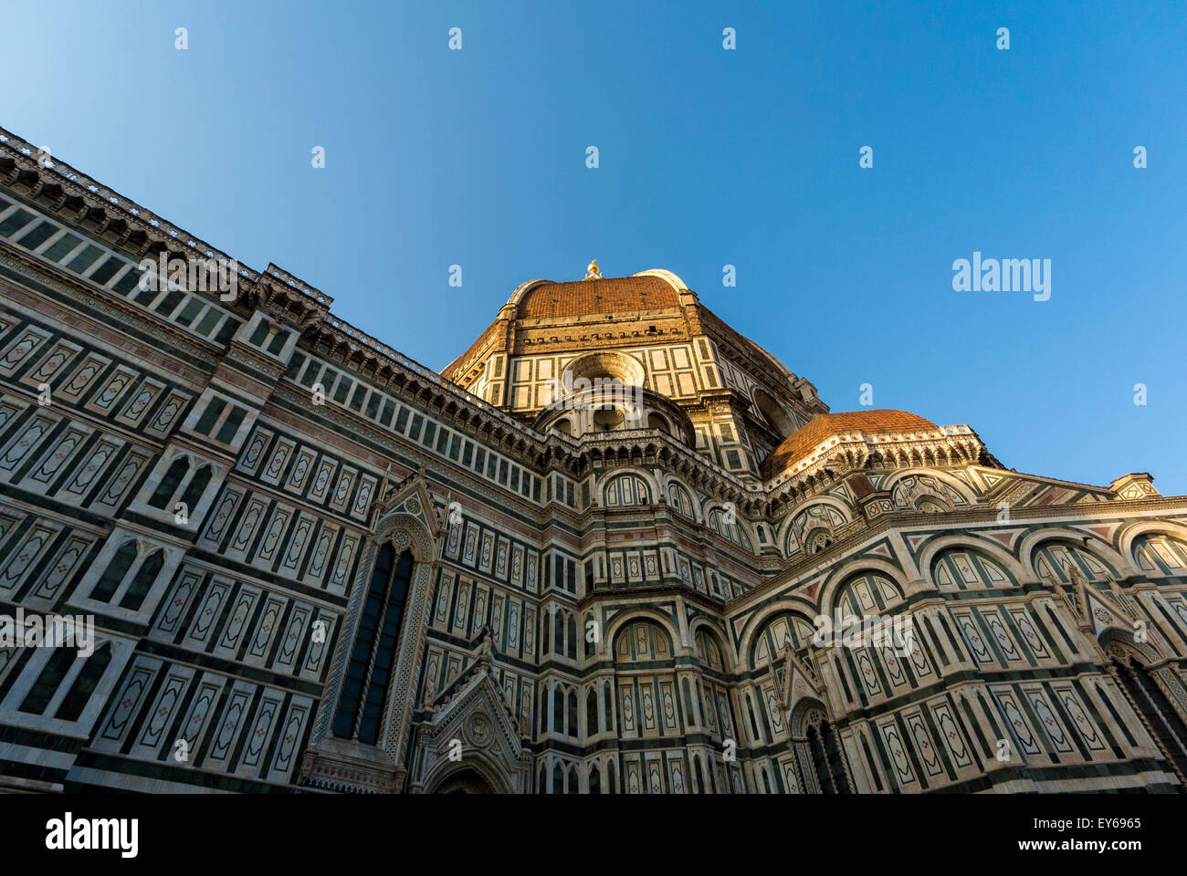 Die Südfassade façade der Kathedrale von Florenz wurde von der Piazza del Duomo aus aufgenommen und blickte nach oben in Richtung der Kuppel. Florenz, Italien. Stockfoto