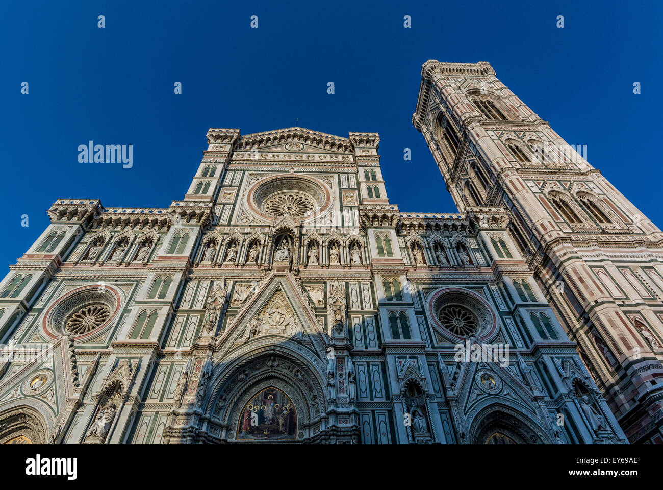 Die Kathedrale von Florenz und der Glockenturm von Giotto befinden sich im Westen der façade. Florenz, Italien. Stockfoto