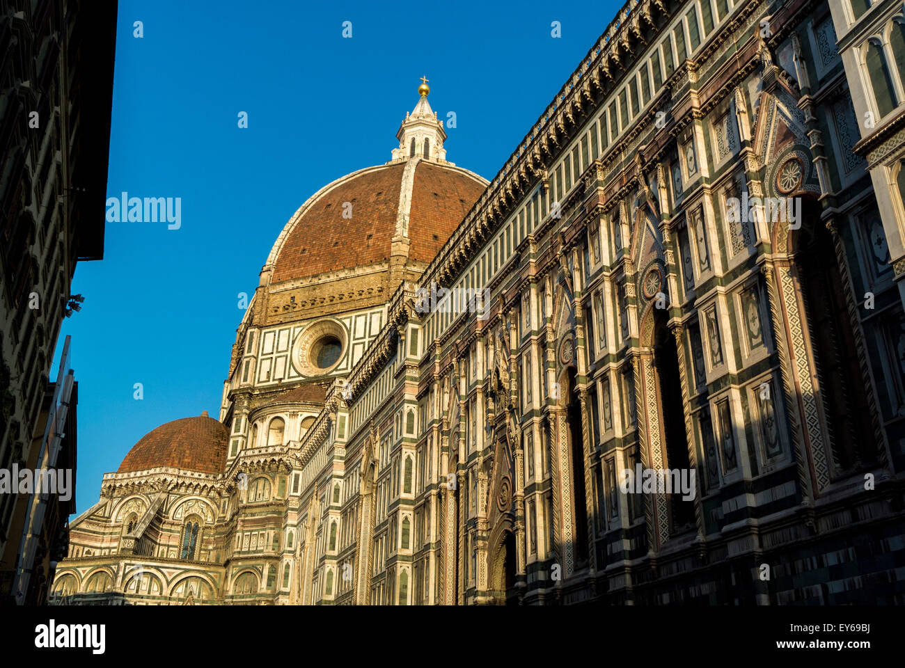 Die nördliche façade der Kathedrale von Florenz wurde von der Piazza del Duomo aus aufgenommen und blickte nach oben in Richtung der Kuppel. Florenz, Italien. Stockfoto