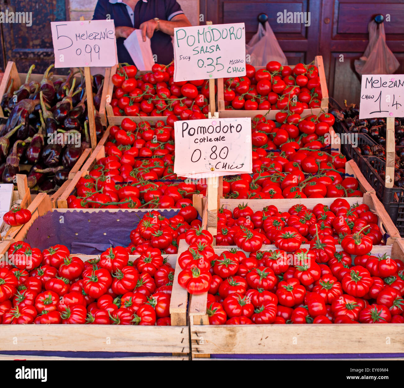Frische, reife Tomaten aus Corleone in einem sizilianischen Markt. Italien. Stockfoto