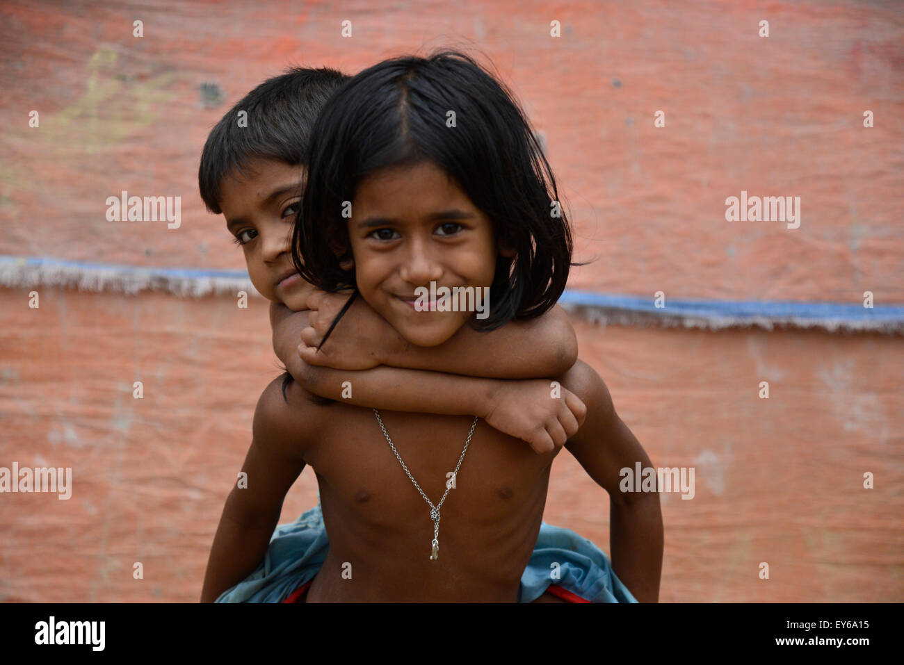 Dhaka, Bangladesch. 22. Juli 2015. Ein Porträt von Slumkinder auf Agargaon Slum in Dhaka City, Bangladesch. Am 22. Juli 2015 aus Bangladesch Slum Kind am Agargaon Slum in Dhaka. Mehr als die Hälfte der Bevölkerung der städtischen Slums sind Kinder. Sie stellen not auf einer täglichen Basis, die Hunger, schlechter Zugang zu sauberem Wasser, Gesundheitsversorgung, unzureichende Aufklärung und Schutz enthält. Bildnachweis: Mamunur Rashid/Alamy Live-Nachrichten Stockfoto