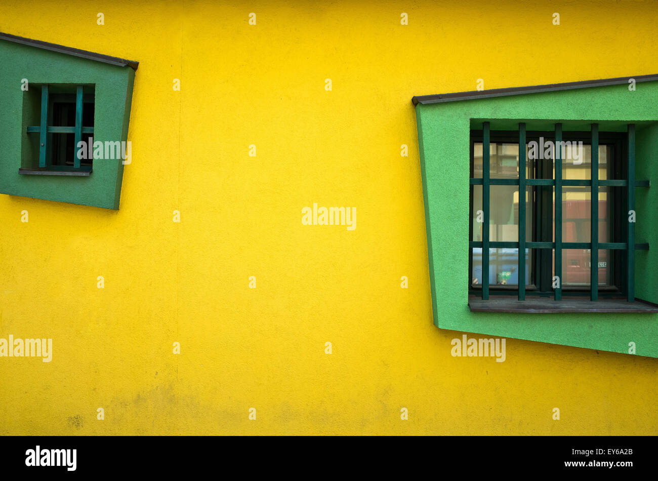 Modernes Gebäude mit gelben Wänden und grünen Windows Stockfoto