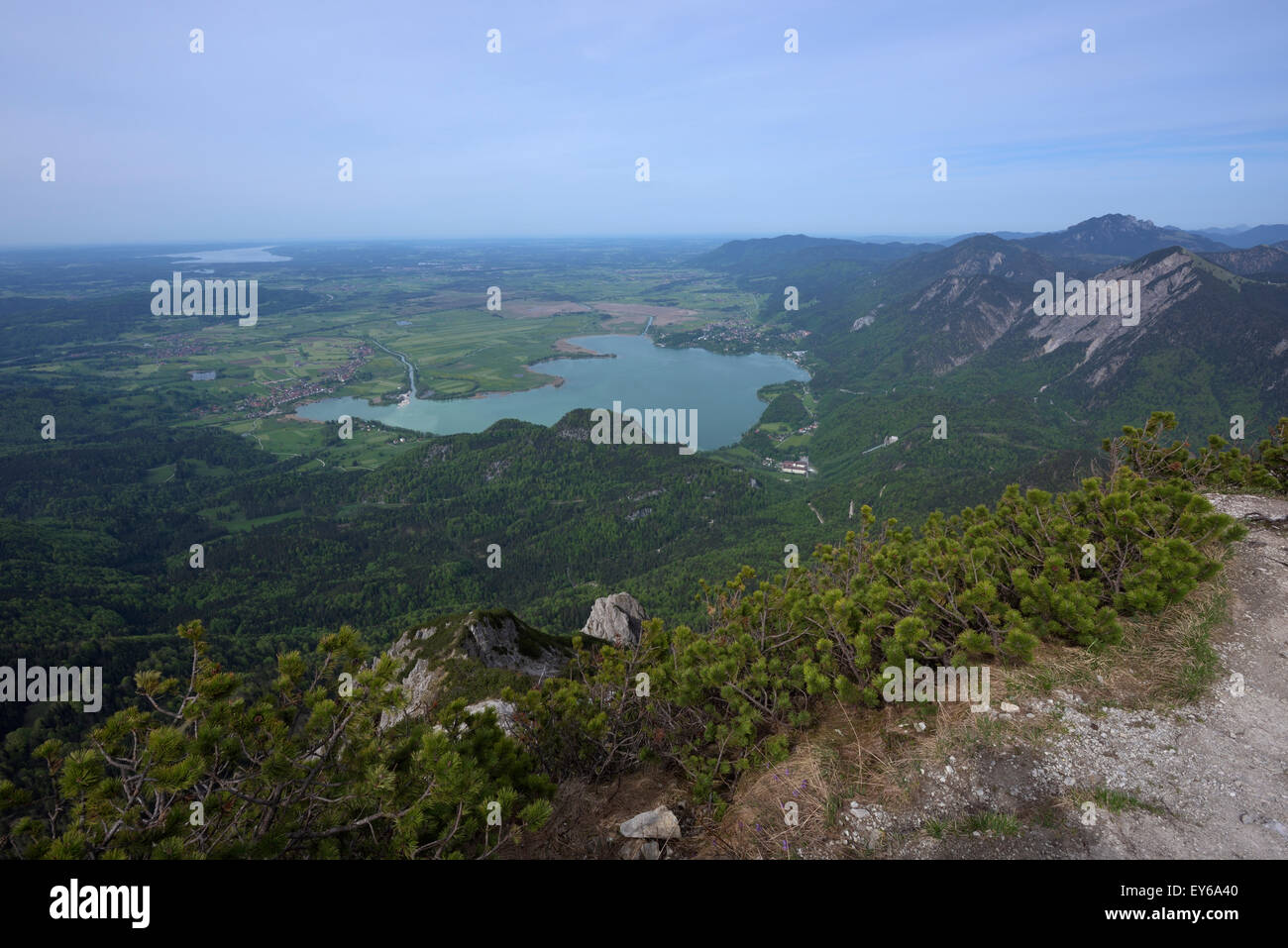 Blick auf See Kochelsee aus Herzogstand Gipfel, Bayern, Deutschland Stockfoto