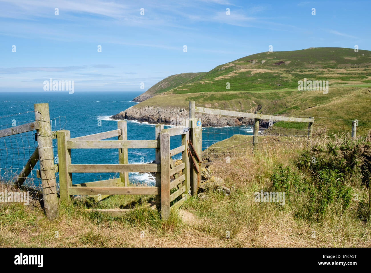 Blick auf Porth Llanllawen von küssen Tor auf Wales Coast Path auf Lleyn Halbinsel / Pen Llyn, Gwynedd, Nordwales, UK, Großbritannien Stockfoto