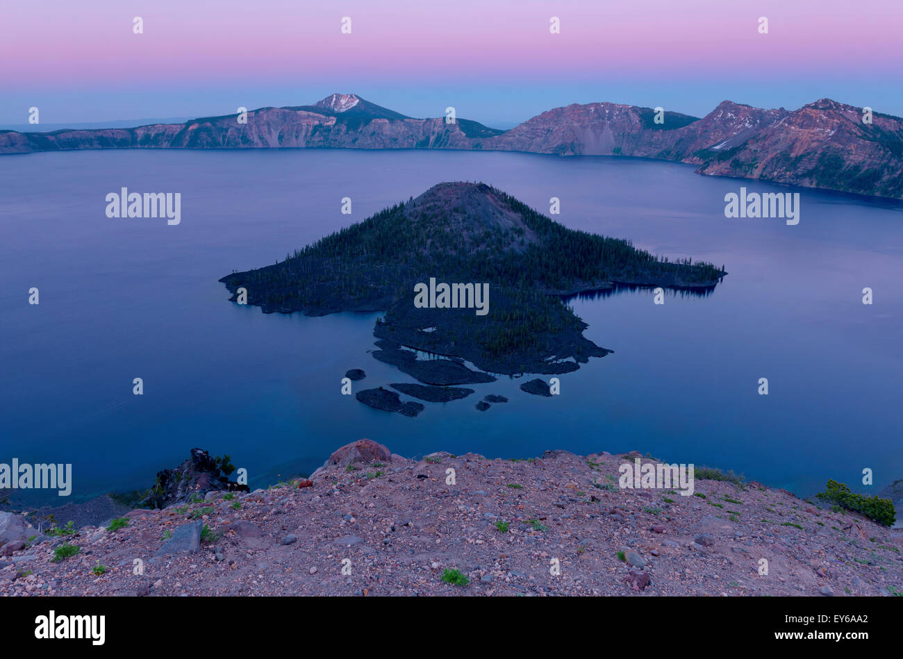 Ein Blick auf die Wizard Island vom Rand des Crater Lake, Oregon State, USA. Stockfoto