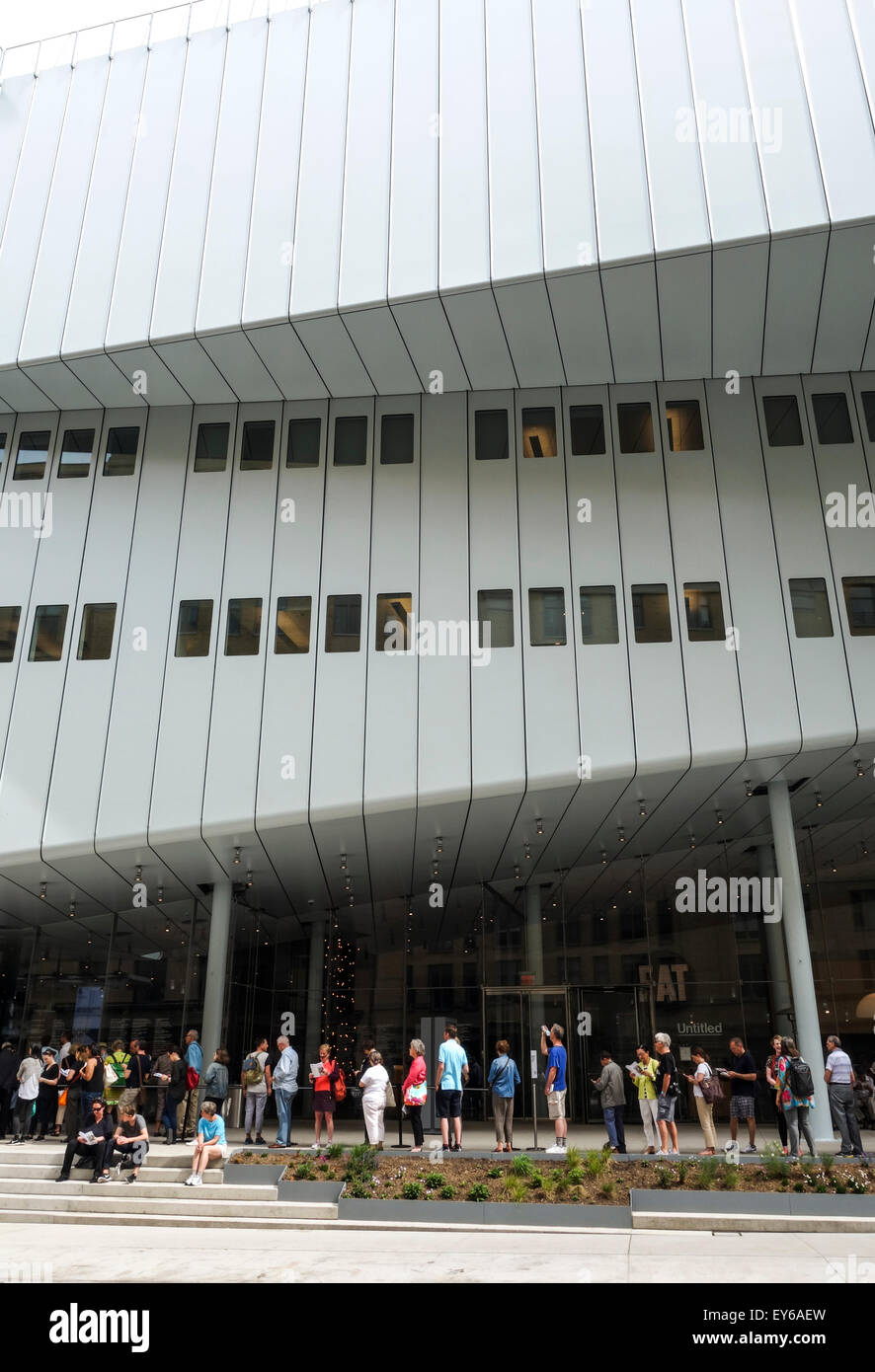 Menschen Futter bis zu am Eingang The Whitney Museum of American Art, New York City, Manhattan, USA. Stockfoto