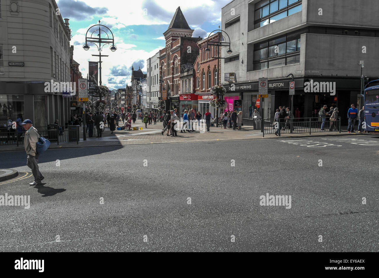 Fußgängerzonen von der Haupteinkaufsstraße entfernt im Stadtzentrum von Leeds Stockfoto