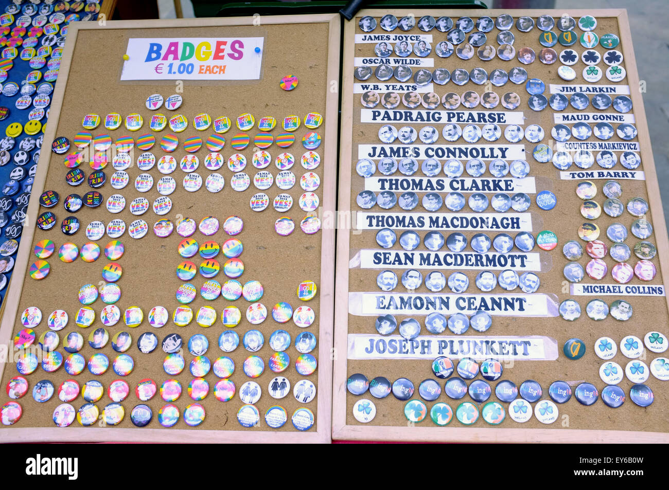 Eine Auswahl an Abzeichen für Verkauf in Dublin mit pro Homo-Ehe-Nachrichten oder die Gesichter der berühmten irischen Bürger. Stockfoto