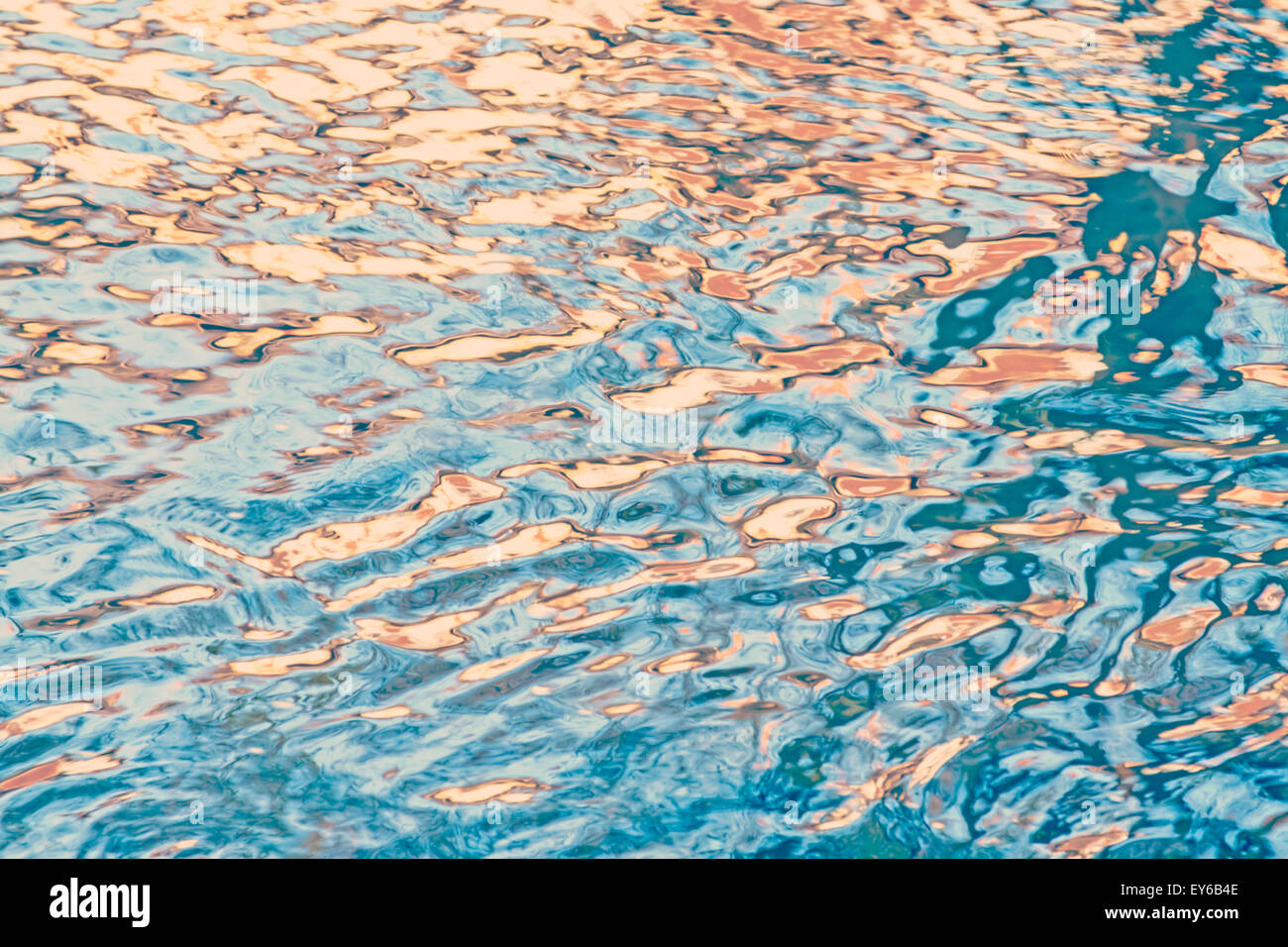 Verschwommene Wasserwellen und Reflexionen, Natur Hintergrund oder Textur. Stockfoto