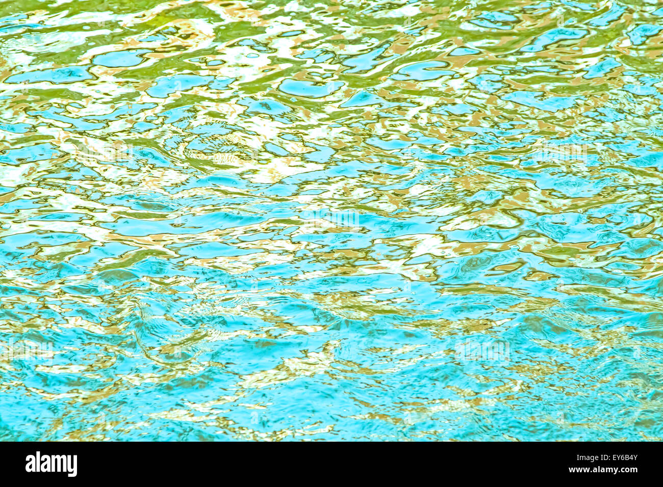 Verschwommene Wasserwellen und Reflexionen, abstrakte Natur Hintergrund oder Textur. Stockfoto