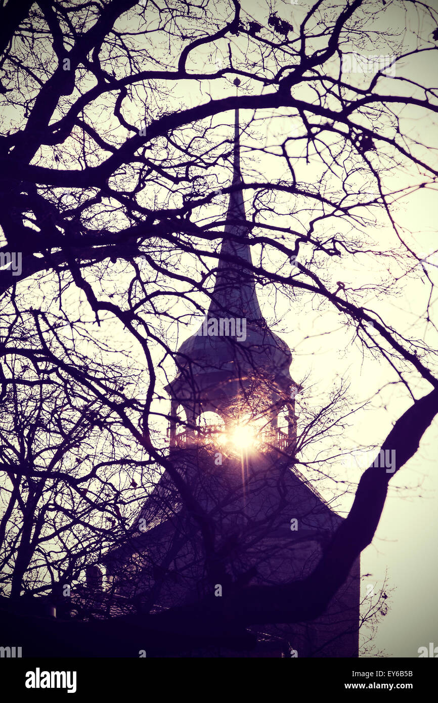 Vintage Instagram gefilterte Foto geheimnisvoll oder beängstigend Kirchenglocke Turm-Silhouette bei Sonnenuntergang. Stockfoto