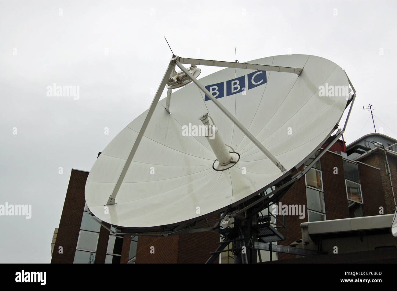 LONDON, UK - 18. August 2007: Eine große Satellitenschüssel im BBC Television Centre in Shepherds Bush, West London.  Die broadcastin Stockfoto