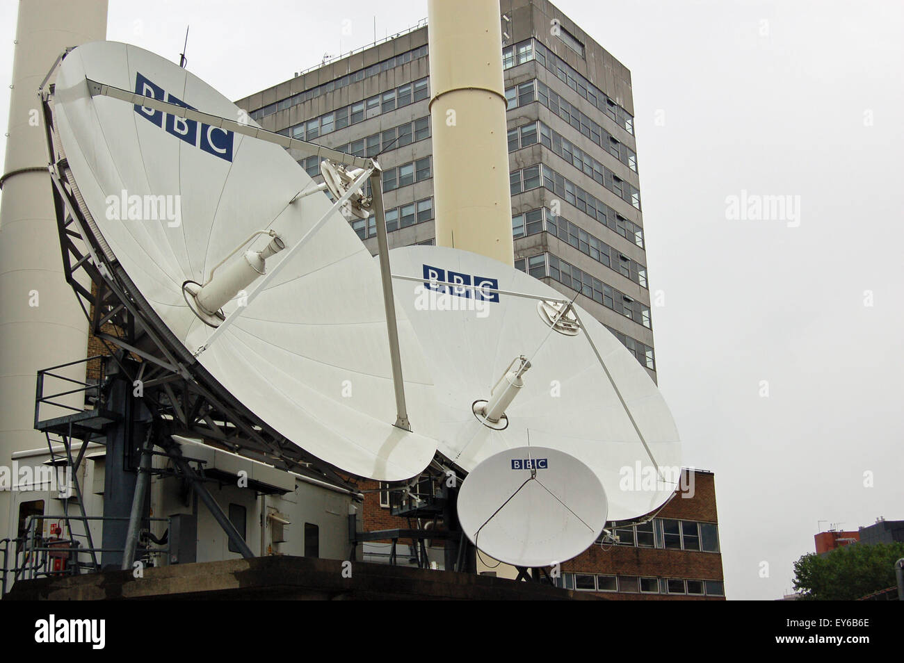 LONDON, UK - 23. August 2007: Ein Cluster von Satelliten Gerichte außerhalb BBC Television Centre in Shepherds Bush, West London. Stockfoto